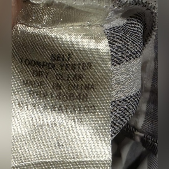 Everly Women’s Size L Black & White Striped Shirt With Embroidered Flowers EUC - Picture 3 of 8